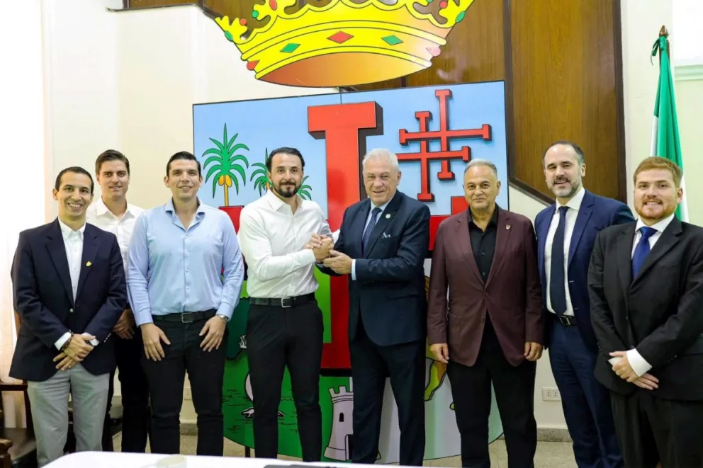 El gobernador Velasco, Pumpido de la Conmebol y Costa de la FBF durante la reunión en Santa Cruz. Foto: GSCZ
