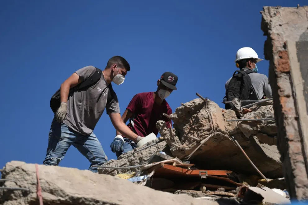Personas participan en labores de rescate en una edificación colapsada por el terremoto de magnitud 7,4 que sacudió al país este lunes, en Cali (Colombia). EFE