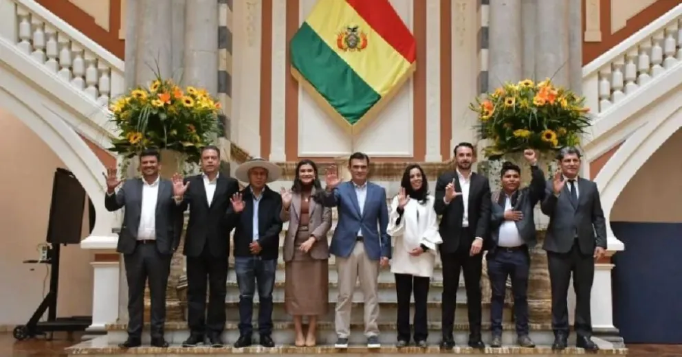 El presidente, Rodrigo Paz y los gobernadores de los nueve departamentos. Foto Correo del Sur