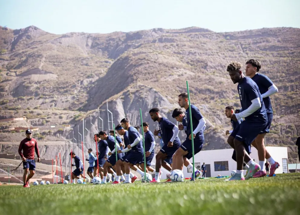 El primer plantel celeste durante su práctica en Ananta. Foto: Club Bolívar.