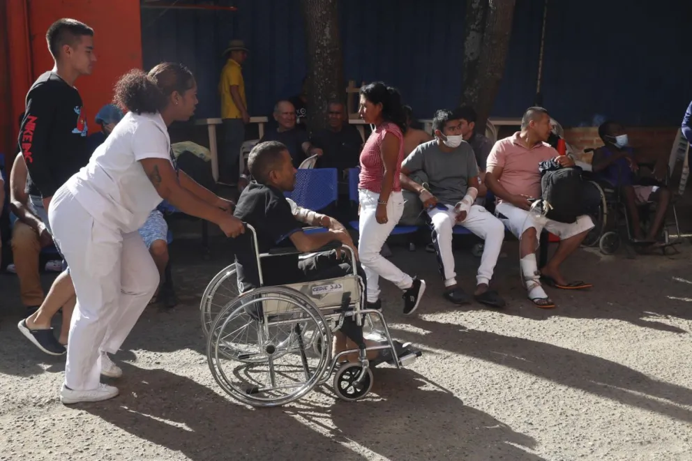 Pacientes son evacuados de una clínica tras el terremoto de magnitud 7,4 este lunes, en Cali (Colombia).EFE