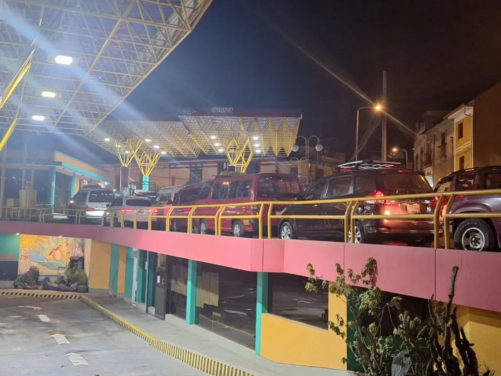 Filas de vehículos en el surtidor ubicado en la avenida Montes, en la ciudad de La Paz.