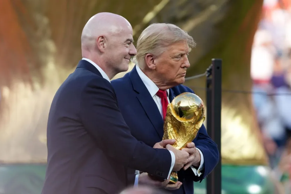 Infantino (izq.) y Trump, con el trofeo del Mundial de la FIFA 2026. Foto: EFE.