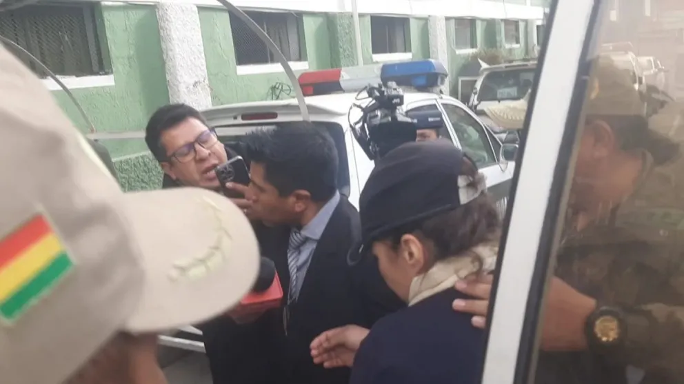 La exdirectora Jurídica de YPFB Daniela Durán ingresando a celdas policiales. Foto: Visión 360