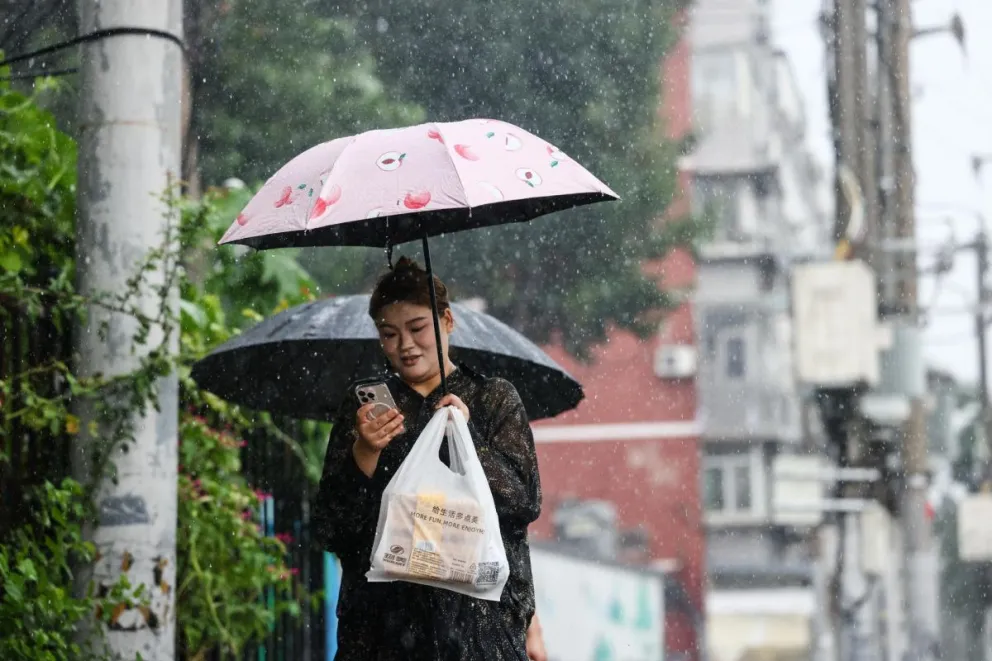 La mayor parte de la capital china podría acumular más de 100 milímetros de lluvia en seis horas. Foto: EFE  