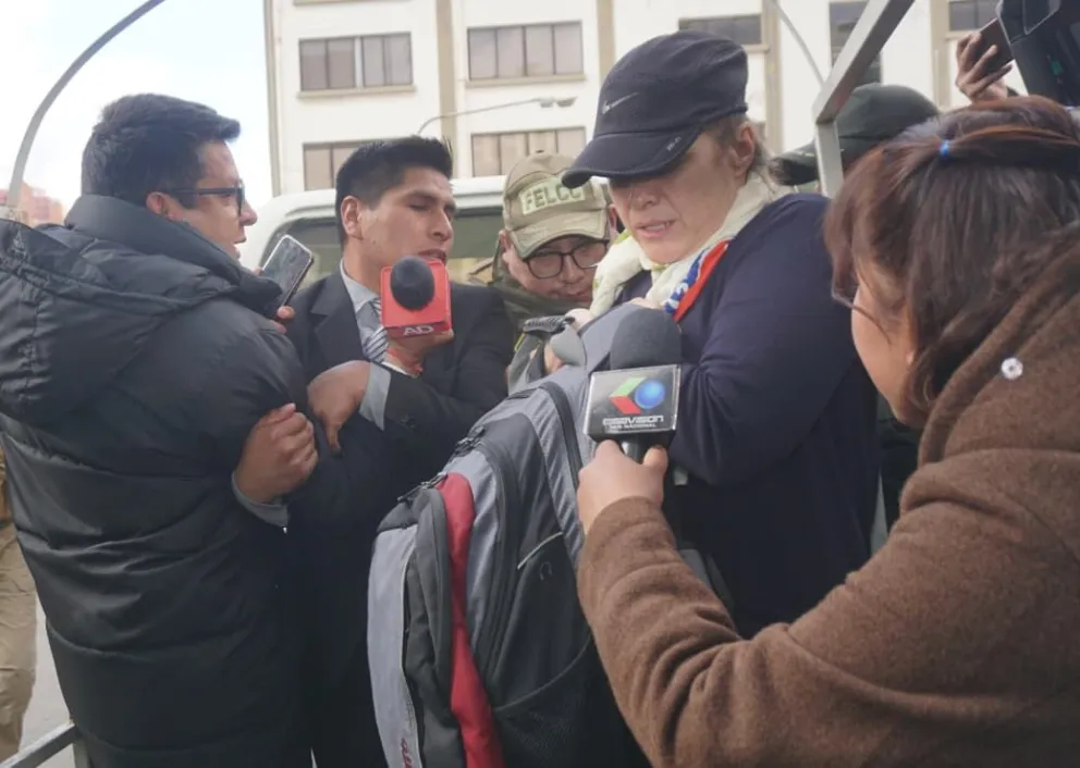 La exdirectora Jurídica de YPFB Daniela Durán ingresando a celdas policiales. Foto: APG