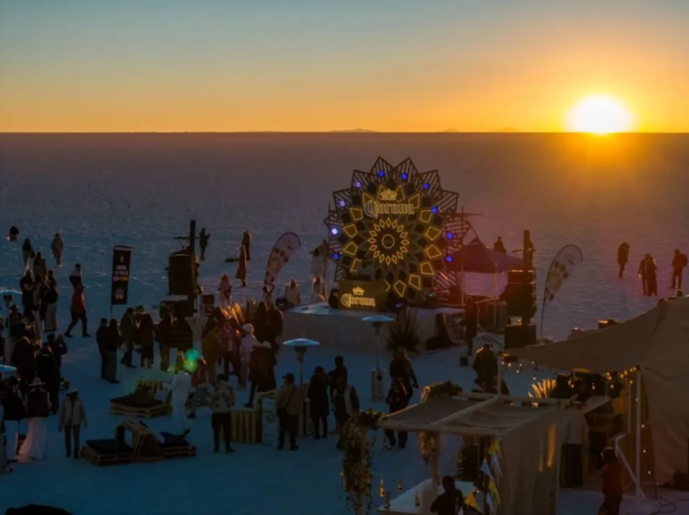 La puesta del sol en el Salar de Uyuni, una de las postales más representativas de este destino turístico. Foto: ABI
