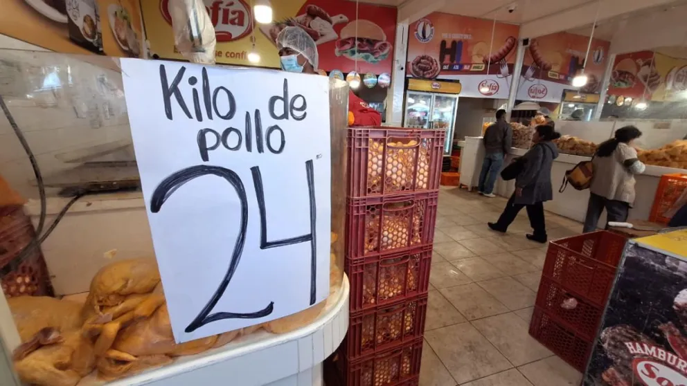 La oferta de carne de pollo en la urbe paceña. Foto: Visión 360 