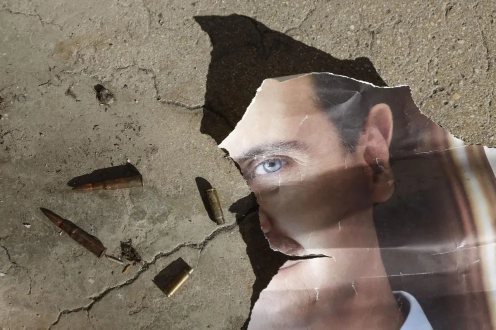 Un cartel roto con el rostro del expresidente sirio, Bachar Al Assad, yace en el suelo junto a varios casquillos de bala, en Damasco, Siria, el día en que cayó su régimen, el 8 de diciembre de 2024. Foto: EFE/