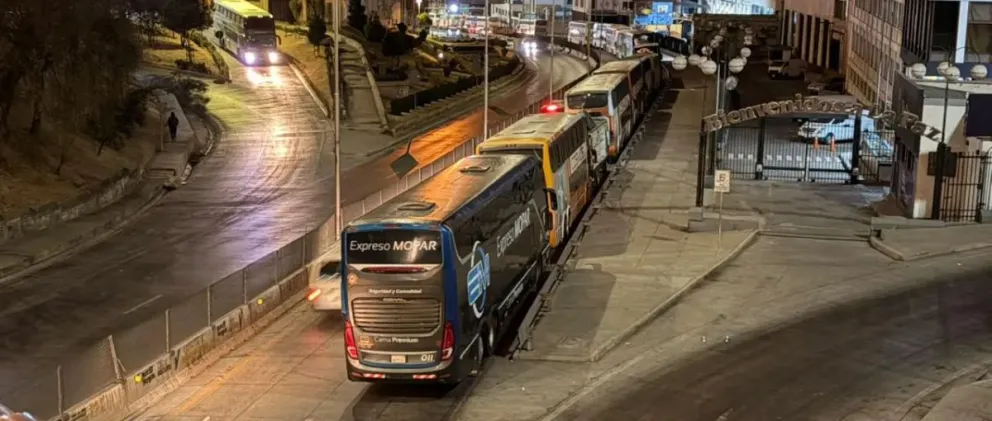 Las largas filas en las estaciones de servicio para abastecerse de combustible. Foto Unitel