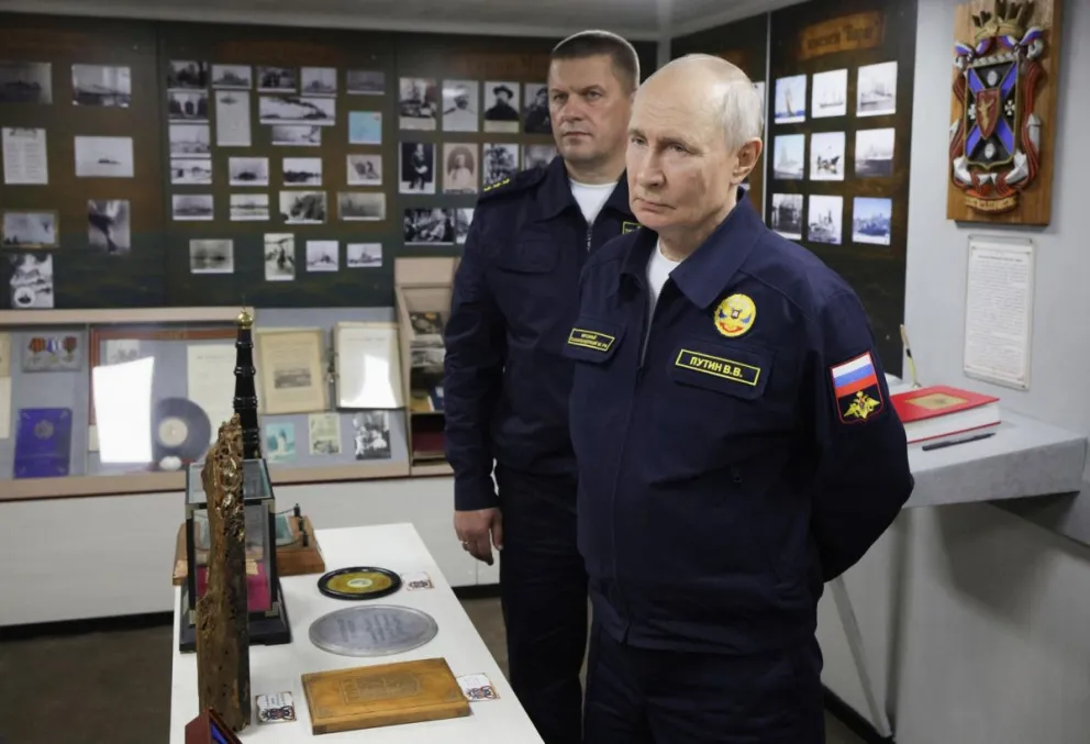 El presidente ruso, Vladímir Putin, acompañado por el comandante en jefe de la Flota del Pacífico, el almirante Viktor Liina. Foto: EFE 