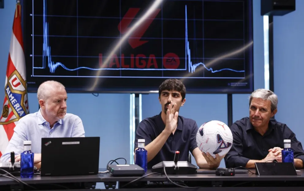 Luis Mosquera (centro), Football Data & Technology Expert de Kinexon, y otras autoridades durante la presentación del balón. Foto: EFE