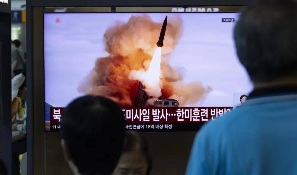 Personas miran la noticia en televisión en Seúl sobre el lanzamiento de un misil desde Corea del Norte. (Corea del Sur). Foto: EFE