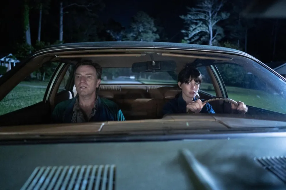 Fotograma cedido por Warner Bros. Pictures donde aparecen Ewan McGregor (i) como Greg Platt y Anne Hathaway como Denise Platt, durante una escena de la película 'The End of Oak Street' que llega a las salas de cines este viernes. Foto: EFE