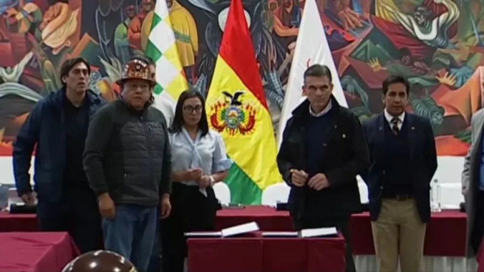 El secretario ejecutivo de la COB, Mario Argollo, junto al presidente, Rodrigo Paz, después de firmar el Acuerdo por la pacificación del país. Foto Re Uno