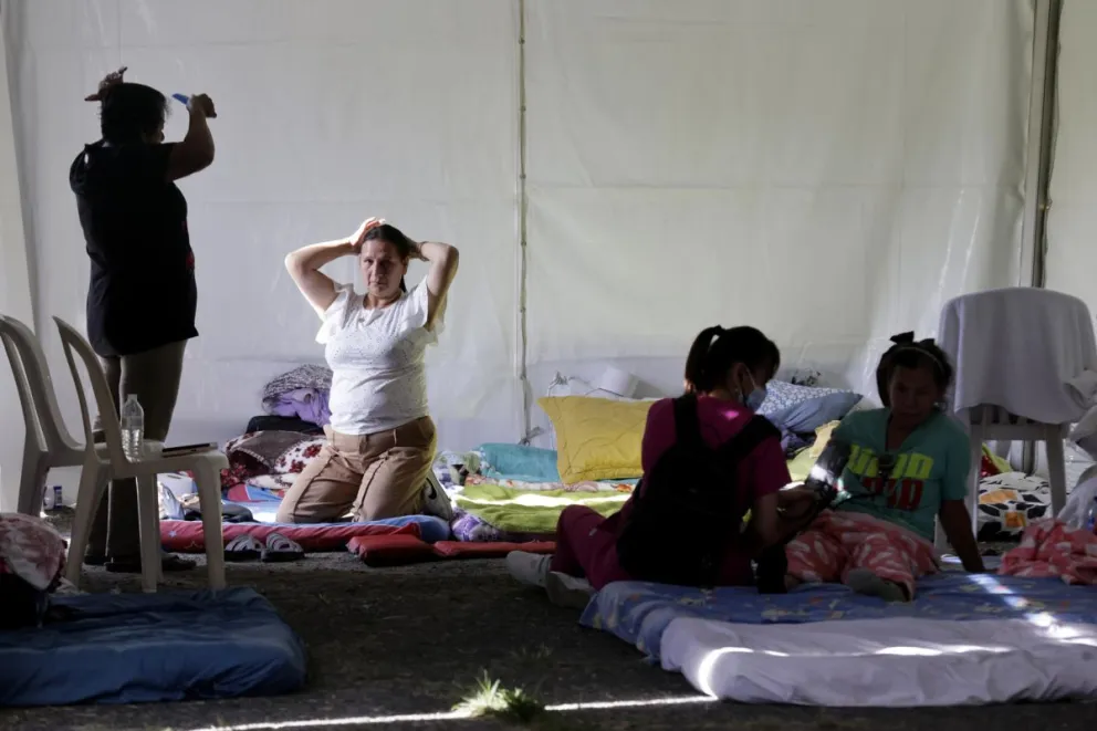 Damnificados del terremoto de magnitud 7,4 del pasado lunes permanecen en carpas improvisadas, en el estadio Alberto Mora Mora en Pereira (Colombia). Foto: EFE