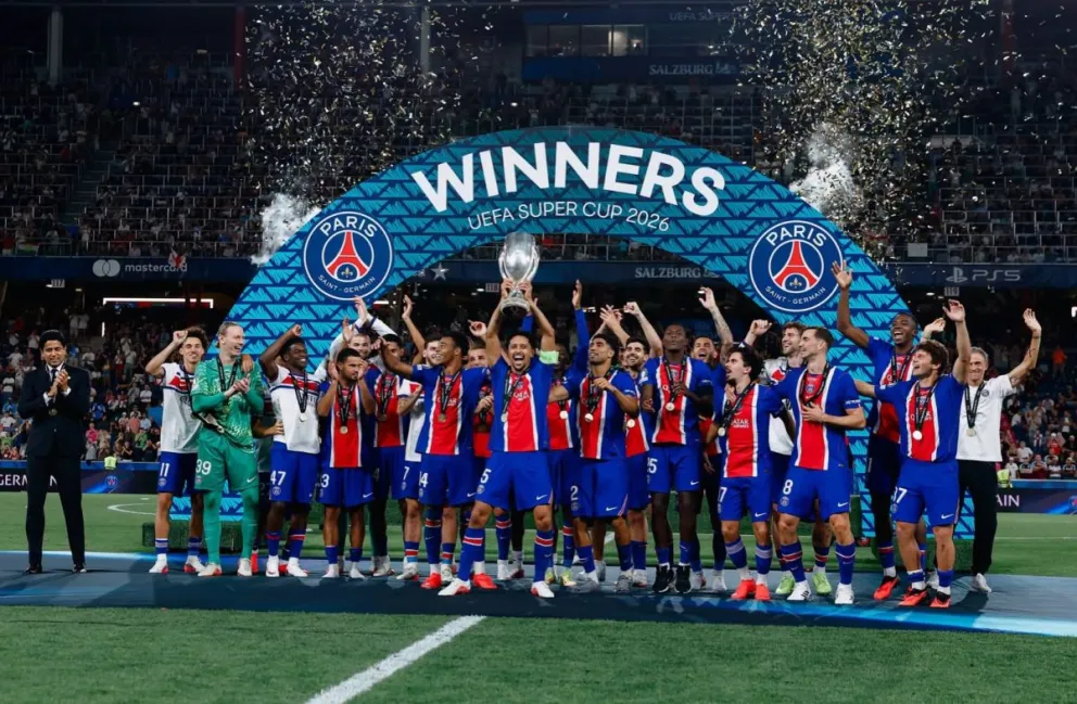 El plantel francés festeja con su trofeo de campeón. Foto: PSG.