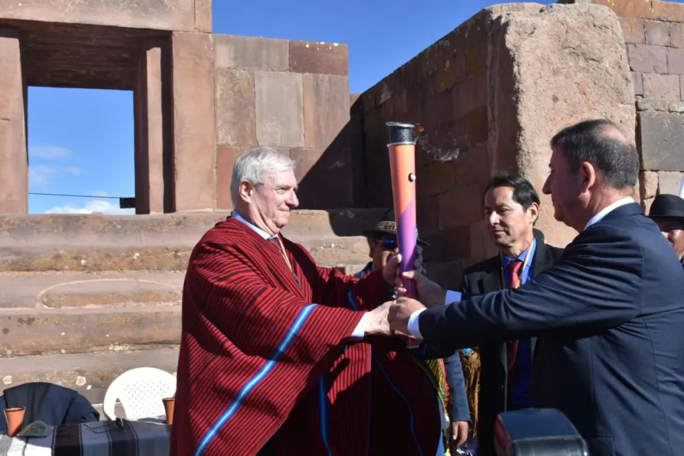 El encendido de la antorcha suramericana en Tiahuanaco. Foto: Ministerio de Salud y Deportes.