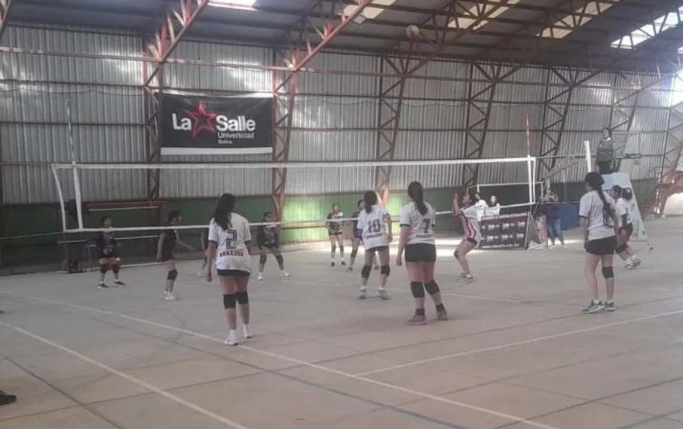 Uno de los partidos de la segunda fecha del certamen. Foto: Torneo Colegial de Vóley.