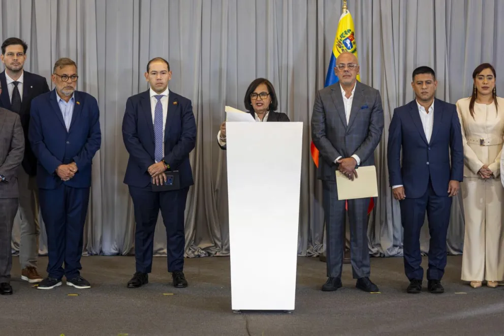 La exdiputada y expresidenta de la Asamblea Nacional de Venezuela (2015), Dinorah Figuera (c), asiste a la última sesión de la mesa de diálogo este miércoles, en Caracas (Venezuela). Foto: EFE