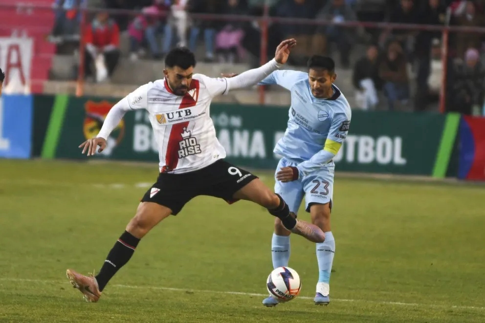 Una incidencia del juego entre Always Ready y Bolívar que pueden igualar en puntos en diciembre. Foto: APG