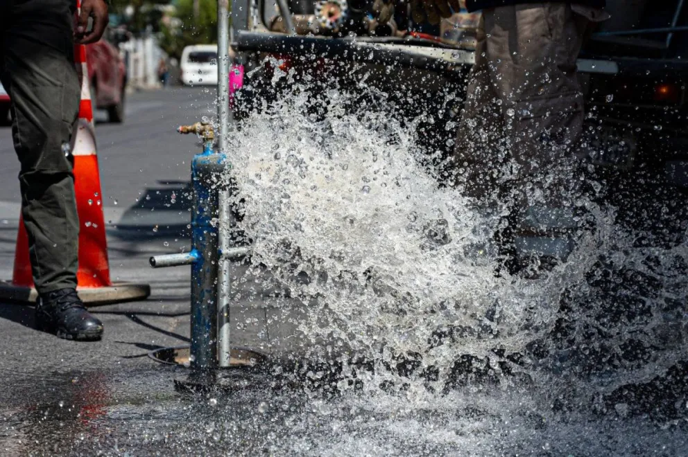 Una fuga de agua. Foto archivo: Epsas