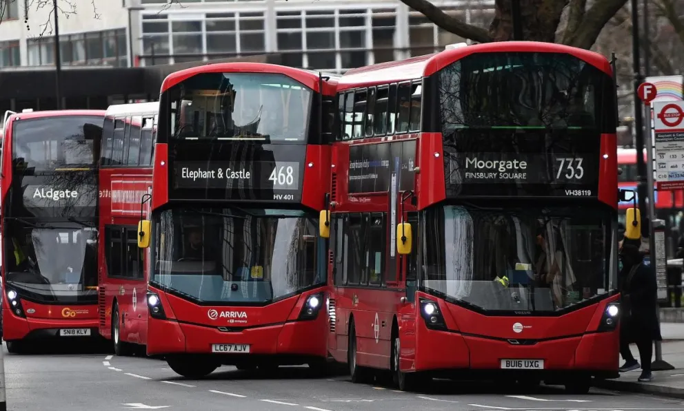 Autobuses en la hora punta en Londres, Reino Unido. Foto: EFE