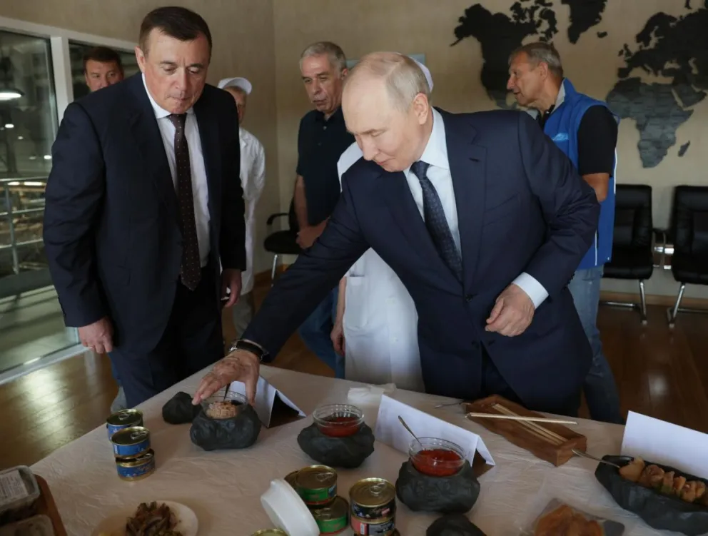 El presidente ruso, Vladímir Putin, acompañado por el gobernador de la región de Sajalín, Valery Limarenko (L), visita el complejo de procesamiento de pescado Yasny en la isla de Iturup, región de Sajalín, Rusia, el 13 de agosto de 2026. (Rusia). Foto:EFE