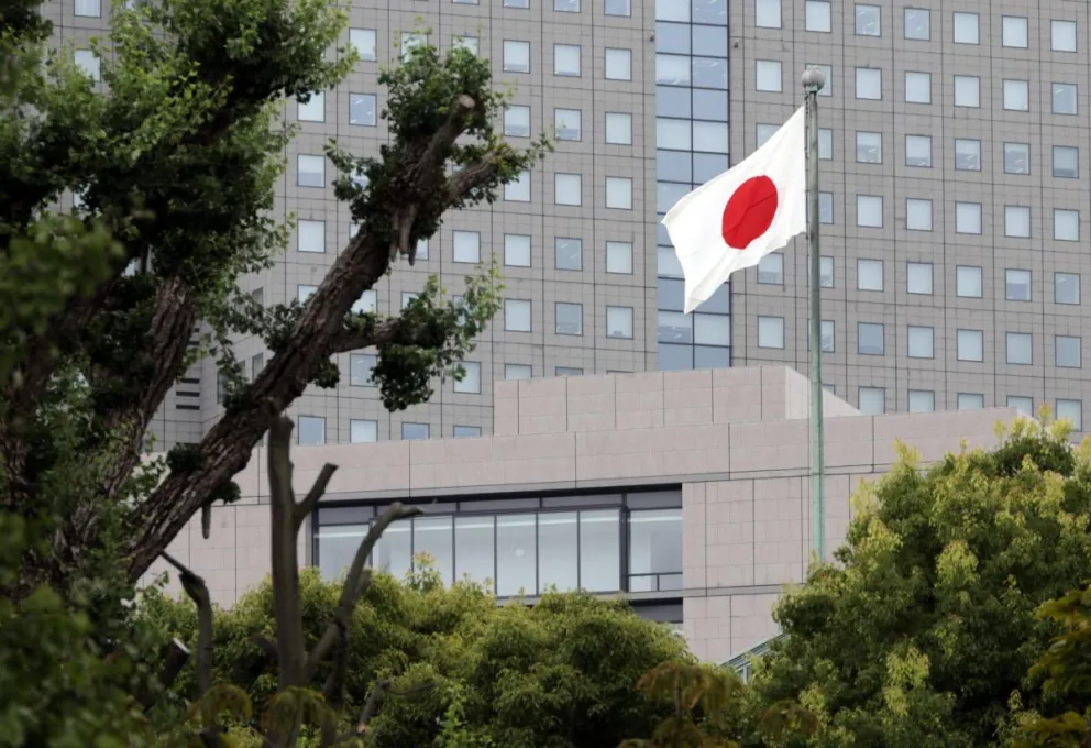 Vista de la bandera nacional de Japón cerca de un edifcio gubernamental en Tokio. Foto: EFE