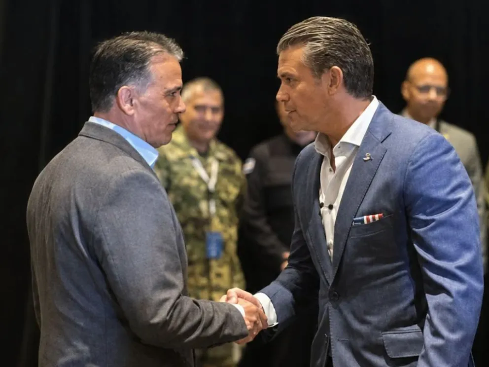 El ministro de Defensa, Ernesto Justiniano, y el secretario de Guerra de los Estados Unidos, Pete Hegseth. Foto tomada de la cuenta en RRSS del ministro Ernesto Justiniano