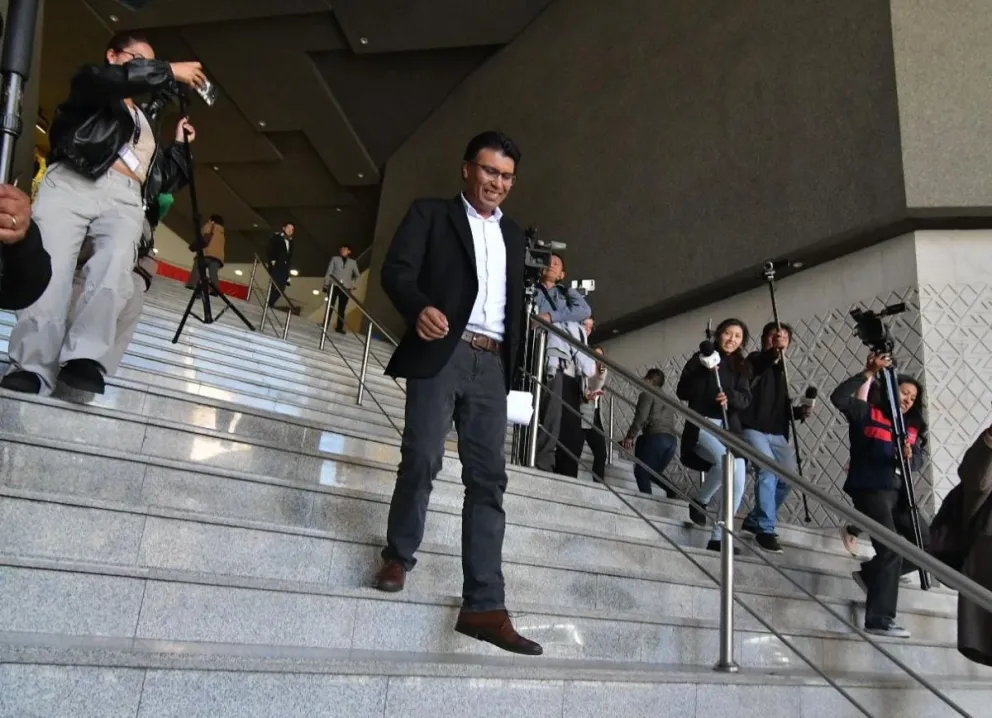 El senador suspendido Nilton Condori a su salida de la Asamblea Legislativa Plurinacional (ALP). Foto: APG