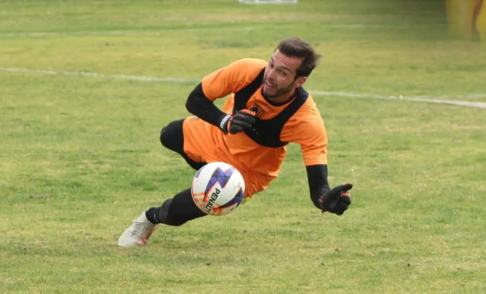 Rodrigo Banegas, el arquero titular del Tigre, en el entrenamiento de este jueves. Foto: Club The Strongest