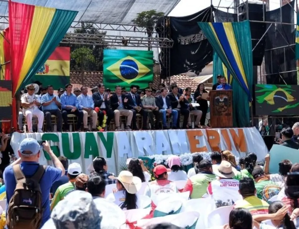 Autoridades de Bolivia y Brasil en Guayaramerín. Foto tomada de la cuenta en RRSS del presidente Rodrigo Paz