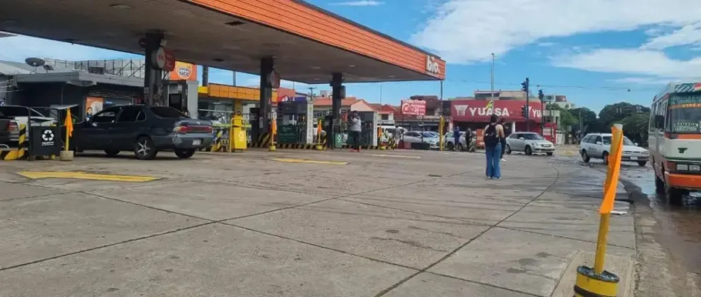 La Asosur de Santa Cruz reporta que volúmenes de diésel y gasolina distribuidos por YPFB no cubren la demanda de ese departamento. Foto: Unitel
