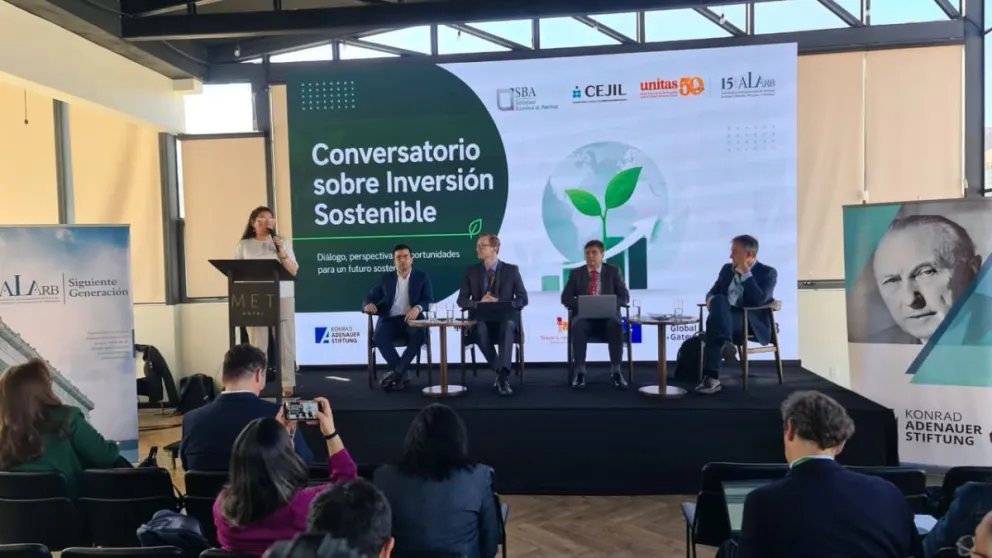 Los cuatro expositores del primer panel del Conversatorio sobre Inversión Sostenible. Foto: Sumando Voces

