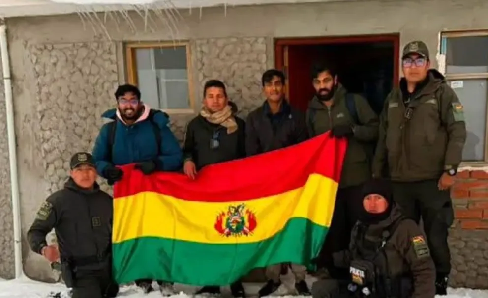 Los tres turistas estadounidenses rescatados con el equipo de policías. Foto: Unitel