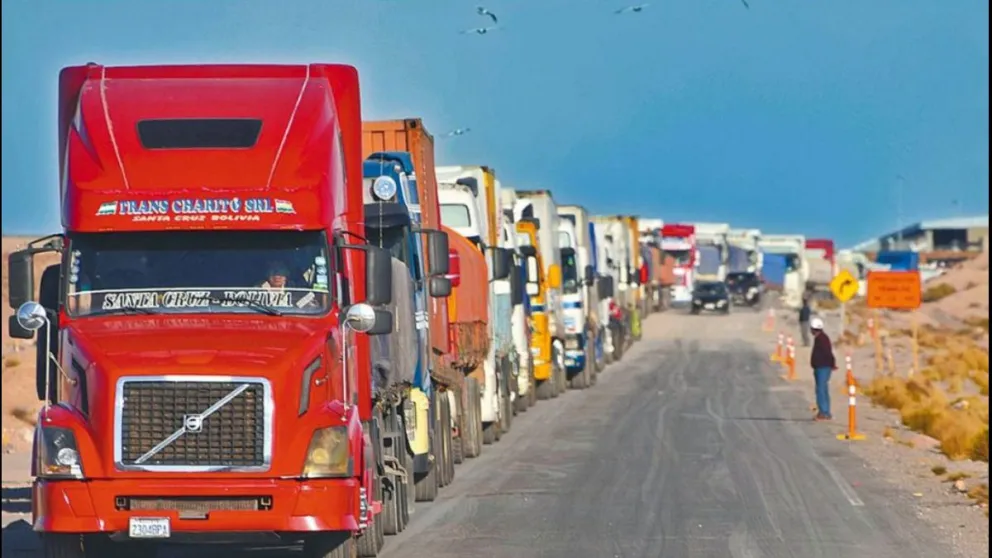 El transporte pesado ya se abastece de diésel a precio de mercado en Perú y Arica. Foto: ABI