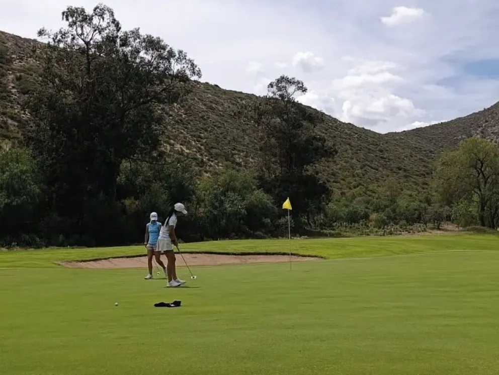 Unas golfistas en una pasada competencia. Foto: Federación Boliviana de Golf.