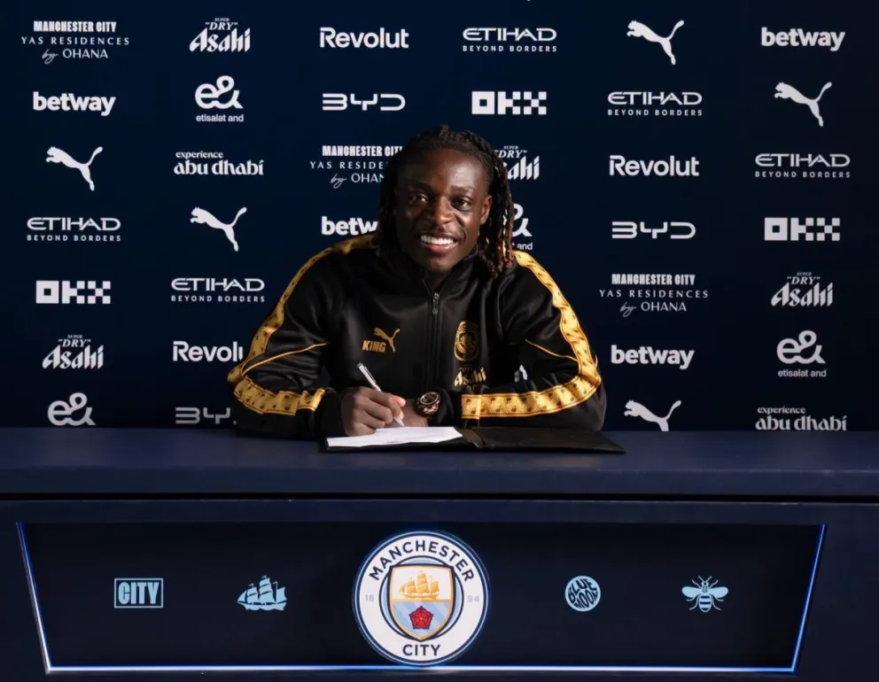 Doku firma su nuevo contrato con el club inglés. Foto: Manchester City.