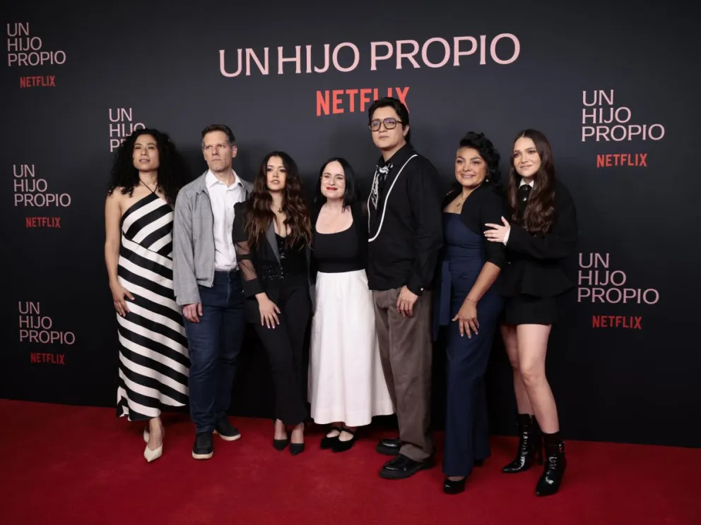 Maite Alberdi posa junto al elenco y productores de ‘Un hijo propio’ durante la alfombra roja de la película, en Ciudad de México. Foto: EFE/José Méndez