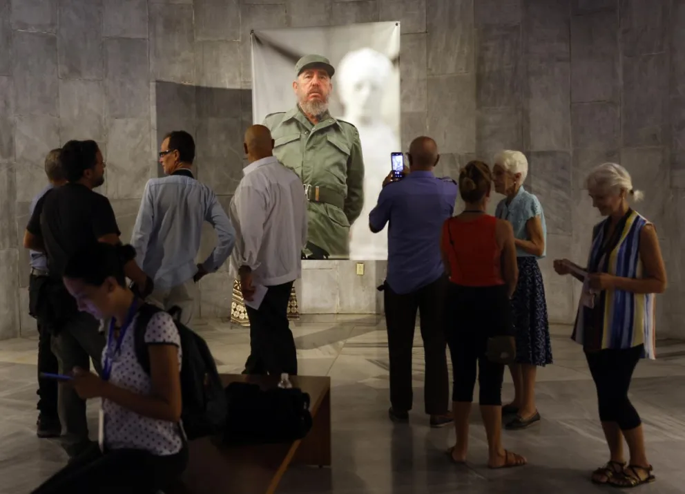 Personas asisten a la exposición fotográfica sobre el líder de la revolución cubana Fidel Castro, en el Memorial José Martí en La Plaza de La Revolución, en La Habana (Cuba). EFE
