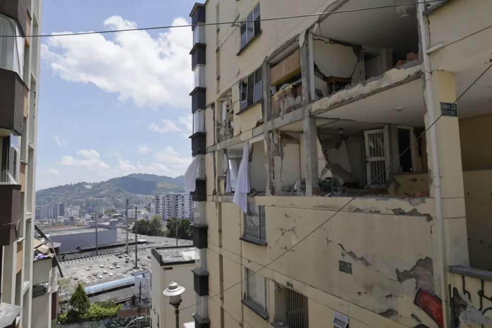 Fotografía que muestra este jueves viviendas afectadas por el terremoto del pasado lunes, en el barrio Milán, en la Zona G de Manizales (Colombia). Foto: EFE 