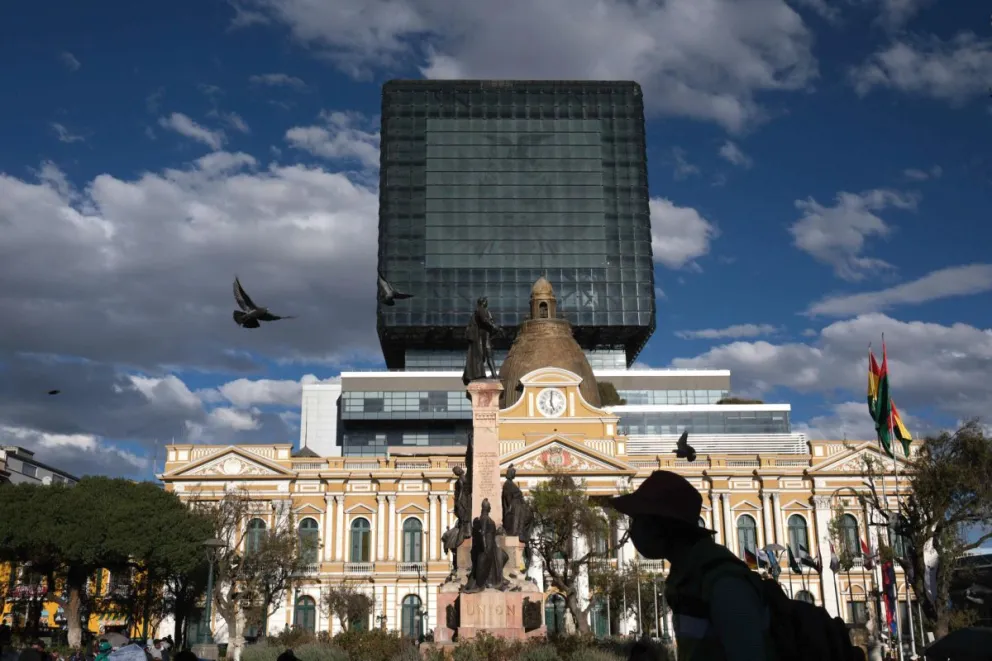 Personas caminan frente al Palacio Legislativo este miércoles, en La Paz (Bolivia). Foto: EFE 