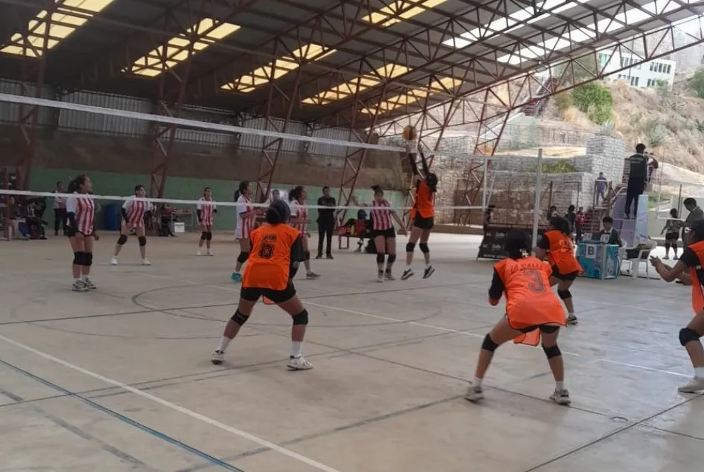 Uno de los encuentros de Sub-19 damas. Foto: Torneo Colegial de Vóley.