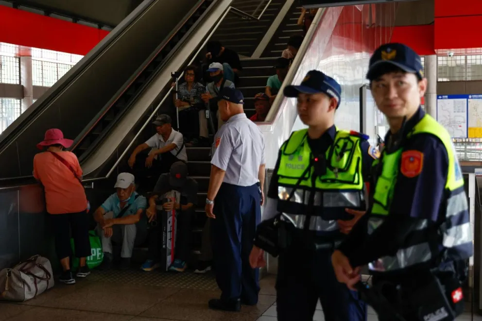 Civiles y policías durante un simulacro en Taipei, Taiwán. Foto: EFE