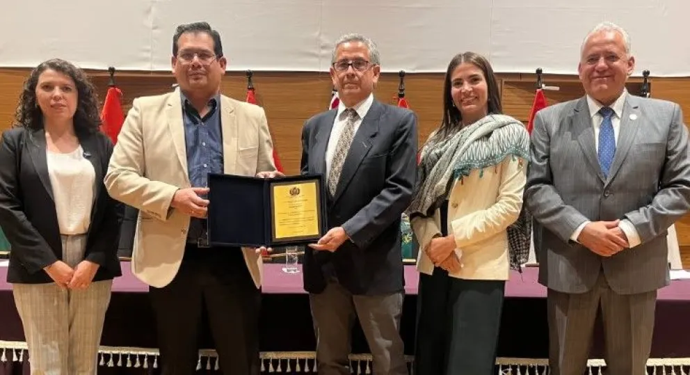 Rolando Pardo (centro) recibe el Homenaje Camaral de la Cámara de Diputados al UNFPA por sus más de cinco décadas de trabajo en Bolivia. Foto: UNFPA