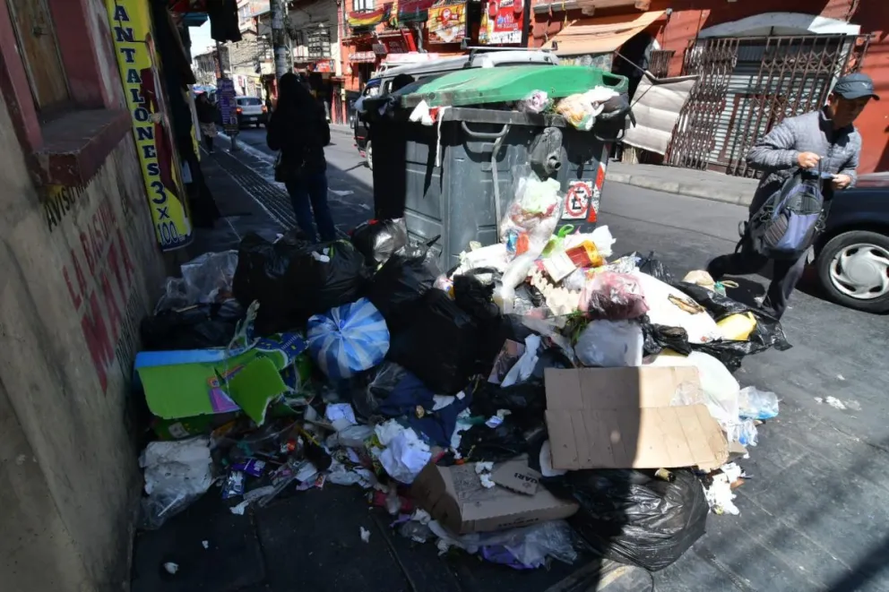 La acumulación de basura persiste en distintos puntos de La Paz tras la ruptura del diálogo entre la Alcaldía y los trabajadores del aseo urbano. Foto: APG