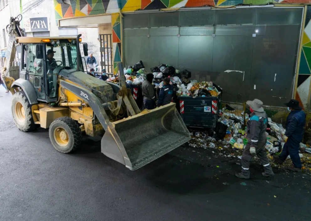 Equipos municipales fueron desplegados para reforzar el recojo de residuos en distintos puntos de La Paz, tras la suspensión del servicio de La Paz Limpia. Foto: GAMLP