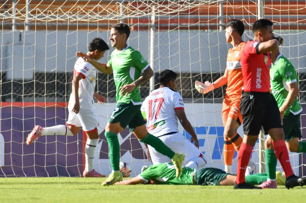 Arabe (centro), de Real Tomayapo, celebra su gol en Cochabamba. Foto: APG.