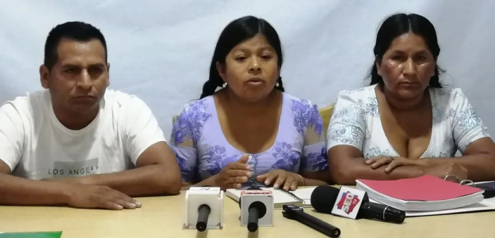 Isidro Auca, dirigente de la Federación Única de Centrales Unidas del Trópico de Cochabamba y Wilma Colque, coordinadora de las Seis Federaciones del Trópico, en conferencia de prensa